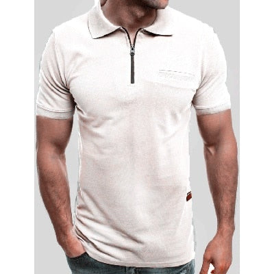 Tenue: Chemise boutonnée à manches courtes blanche, Pantalon de costume noir, Pochette en cuir noire, Montre argentée | France