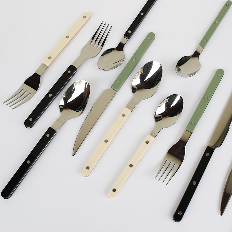 Ensemble de Vaisselle 24 Pièces pour 6 Personnes avec Assiettes Plates et Couvert Design Gravé 1