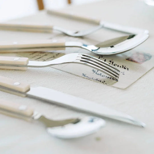 Ensemble de Vaisselle 24 Pièces pour 6 Personnes avec Assiettes Plates et Couvert Design Gravé 6