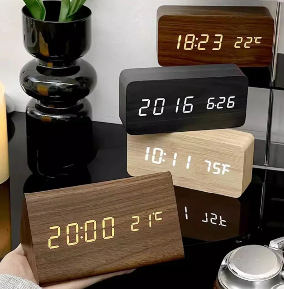Horloge LED en Bois avec Activation Vocale 2