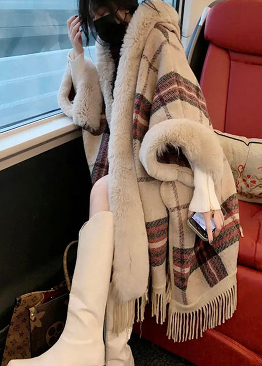 Manteau à capuche avec col en fourrure et pompon pour femmes 1