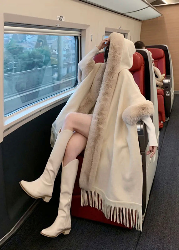 Manteau à capuche avec col en fourrure et pompon pour femmes 2