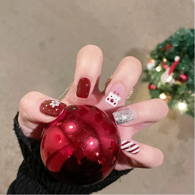 Manucure Femme Festive de Noël avec Motifs Joyeux 0