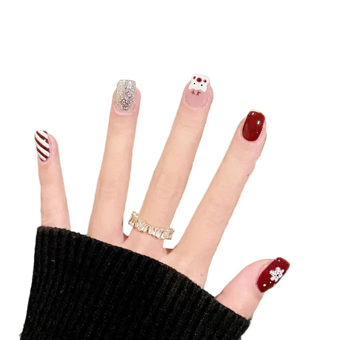 Manucure Femme Festive de Noël avec Motifs Joyeux 1