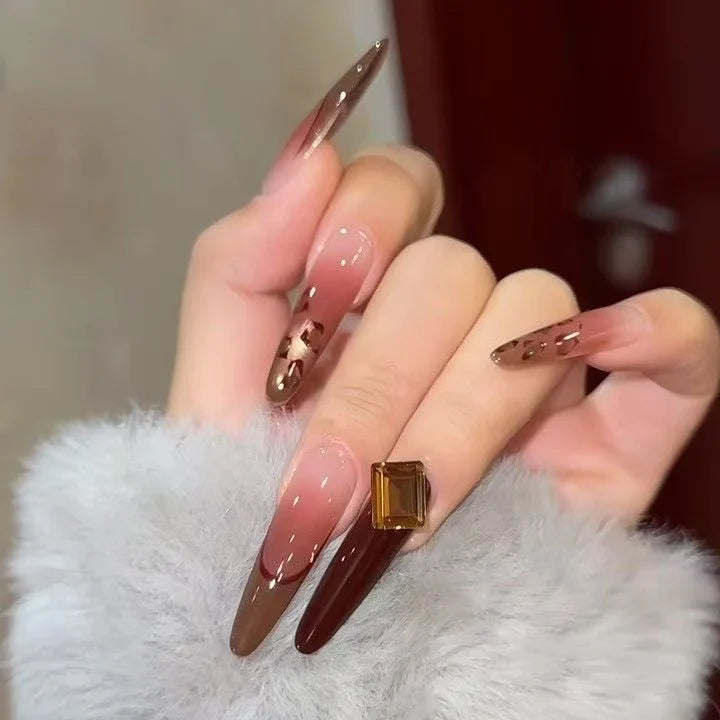 Manucure Ongles Stiletto Style Moderne Femme 0