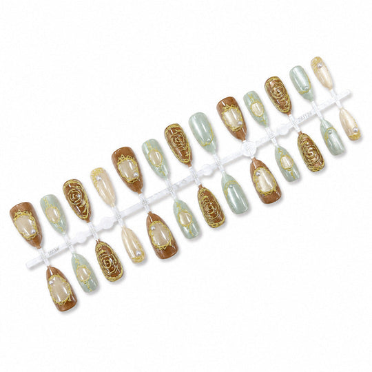 Ongles artificiels décorés pour femme style raffiné 4