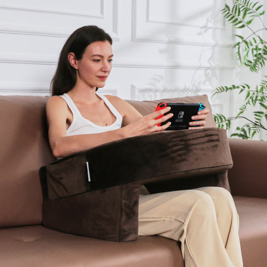 Oreiller de lecture ergonomique pour femme avec support latéral 1