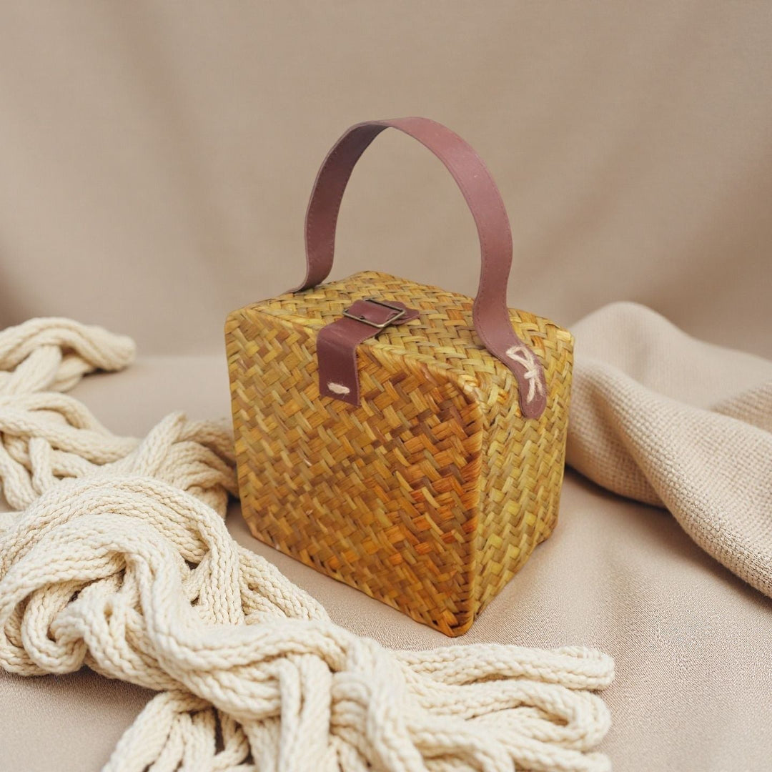 Panier Femme Tressé à la Main avec Poignée en Cuir 1