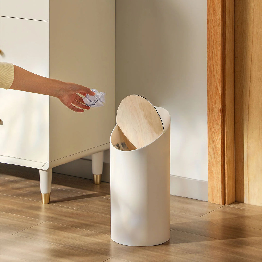 Poubelle ovale avec couvercle pivotant en bois pour intérieur moderne 1