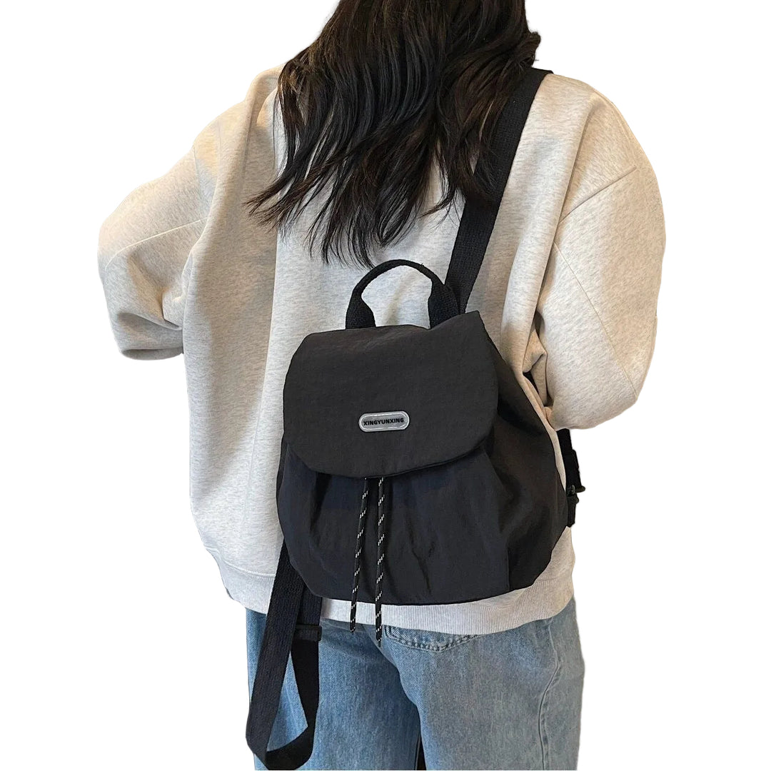 Sac à dos compact pour femme au design moderne 0