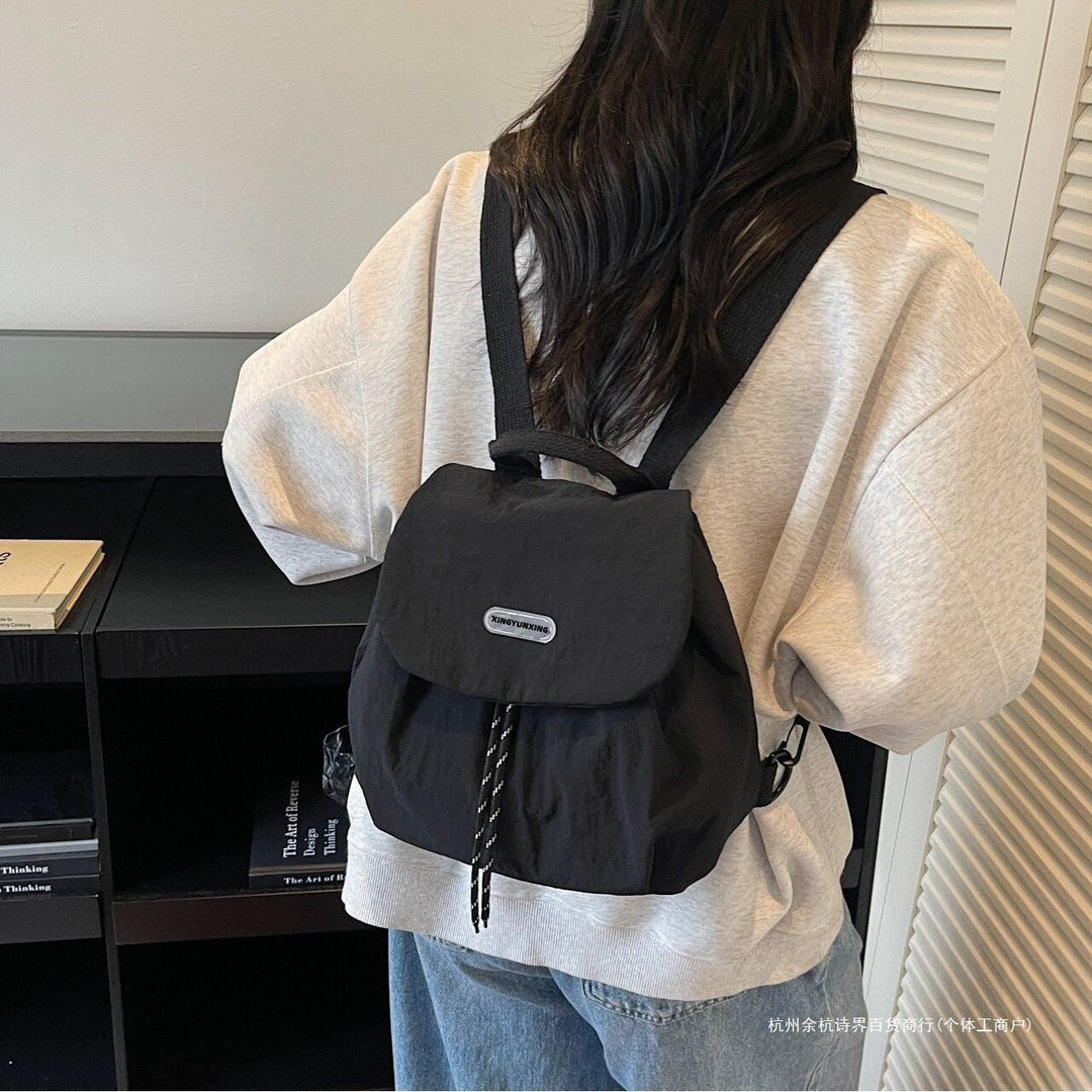 Sac à dos compact pour femme au design moderne 3
