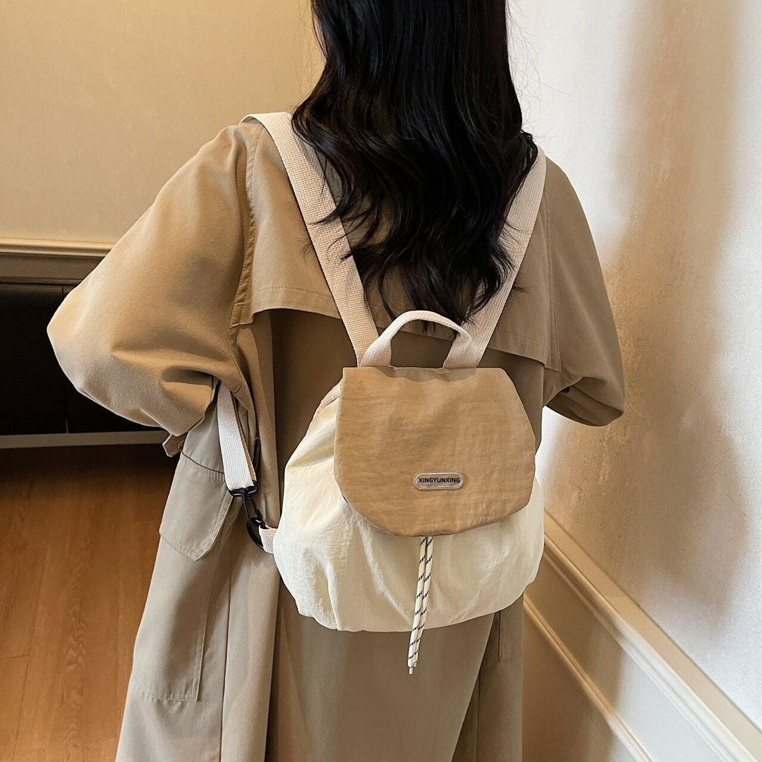 Sac à dos compact pour femme au design moderne 4