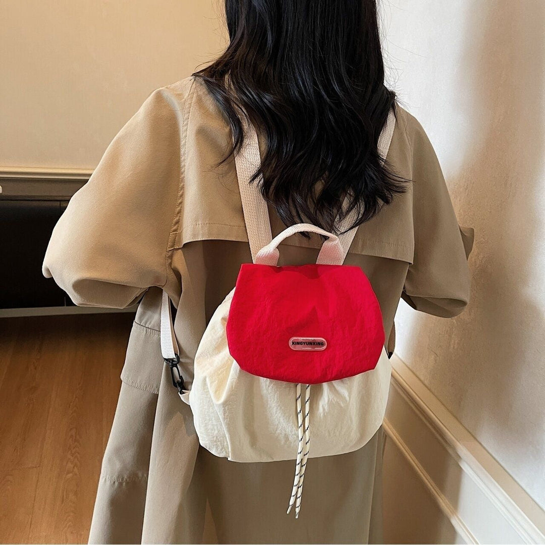Sac à dos compact pour femme au design moderne 6