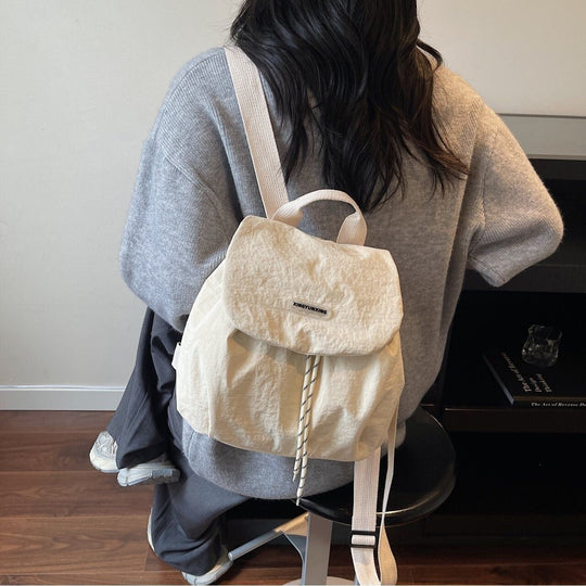 Sac à dos compact pour femme au design moderne 7