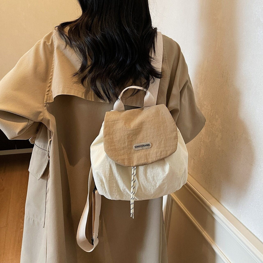 Sac à dos compact pour femme au design moderne 8