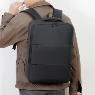Sac à dos de voyage polyvalent pour homme au design moderne 10