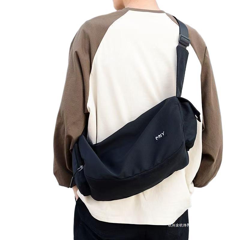 Sac bandoulière femme design moderne avec compartiments pratiques 4