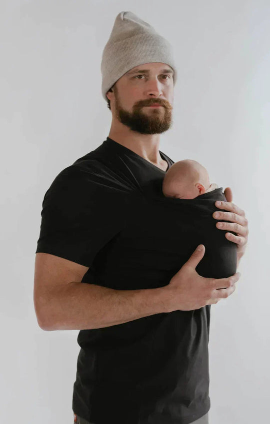 https://cdn.shopify.com/s/files/1/0808/8620/2710/files/CarryMe-Baby-Draag-T-shirt-voor-Ouders-5.webp