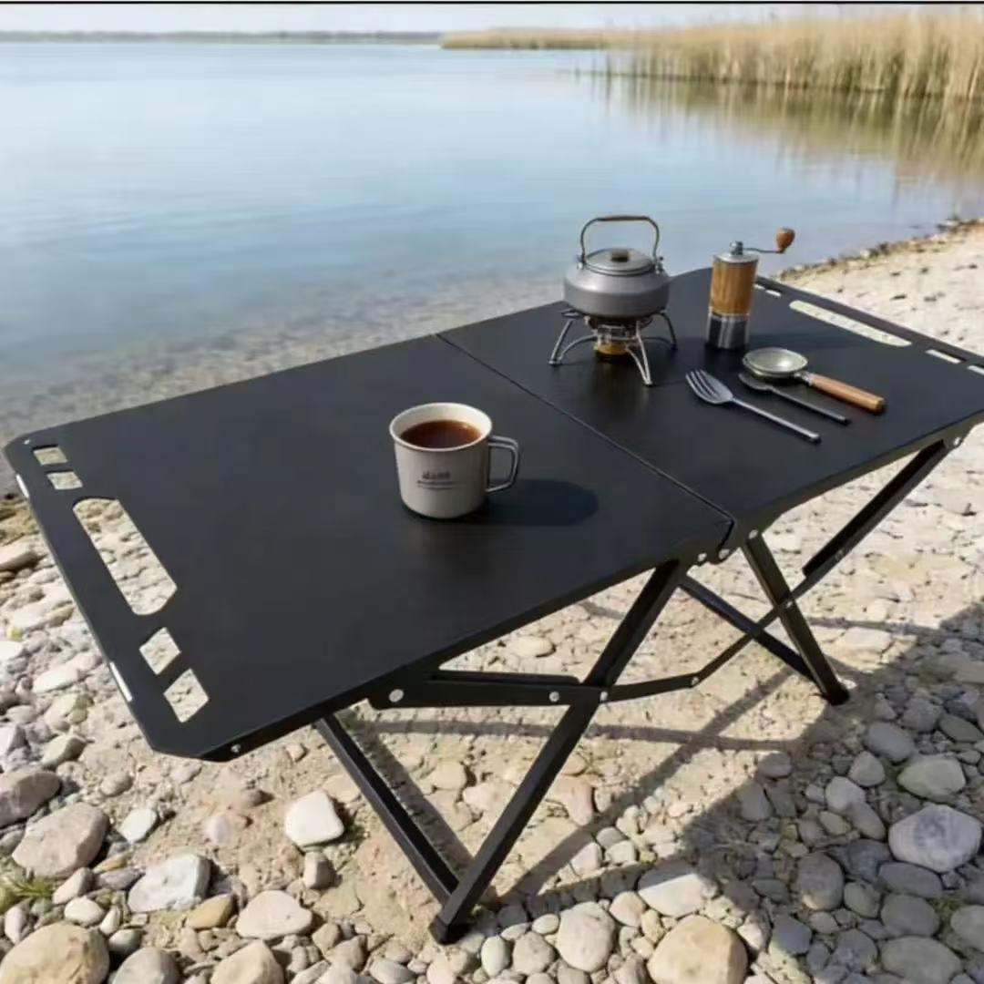 Table multifonctionnelle pliante stable et pratique pour intérieur et extérieur 1