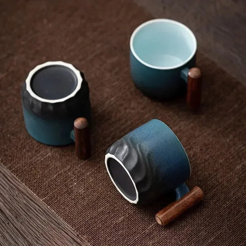 Tasse à café en céramique avec poignée en bois 1