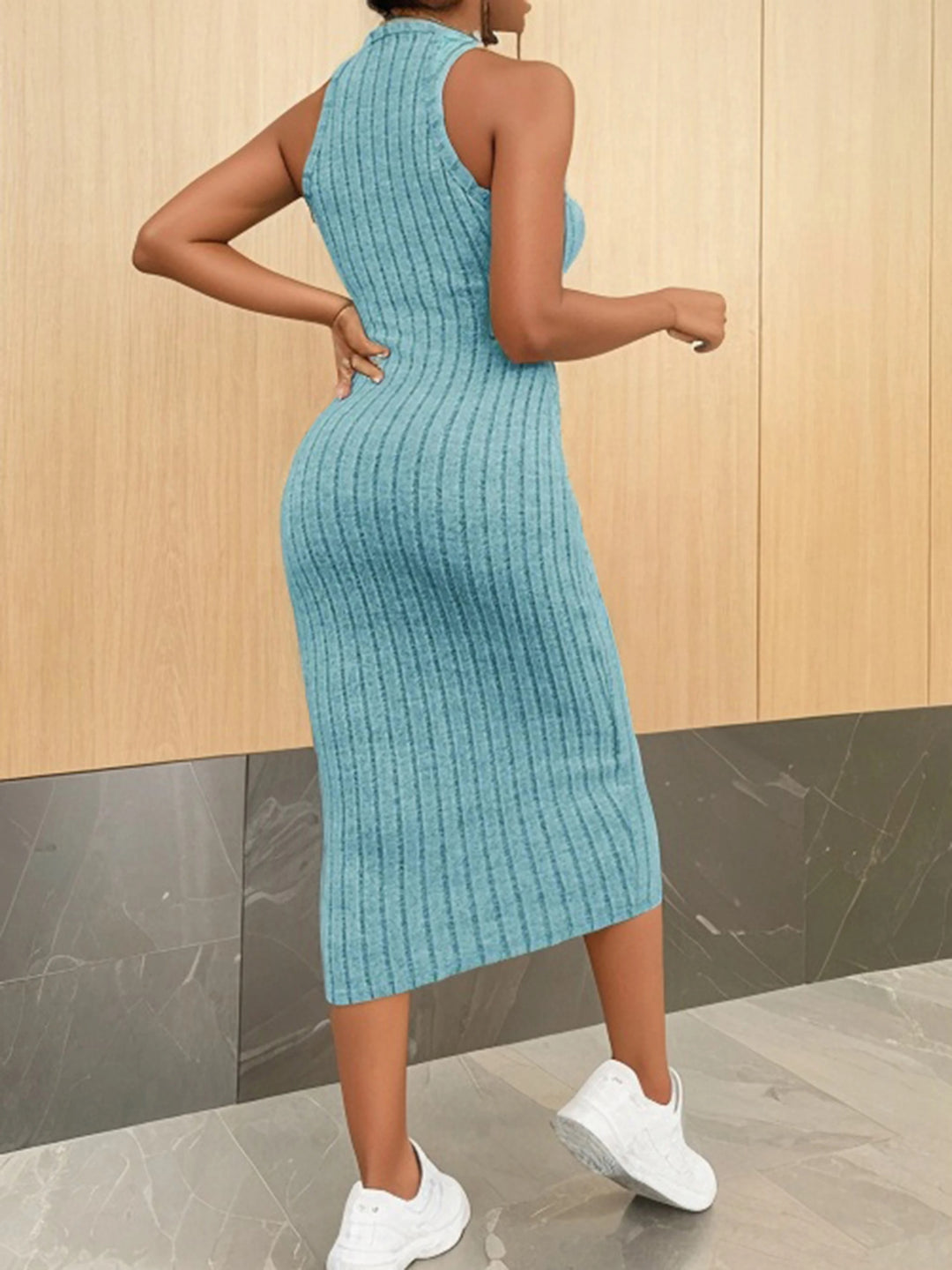 Robe mi-longue moulante à col licou pour femme