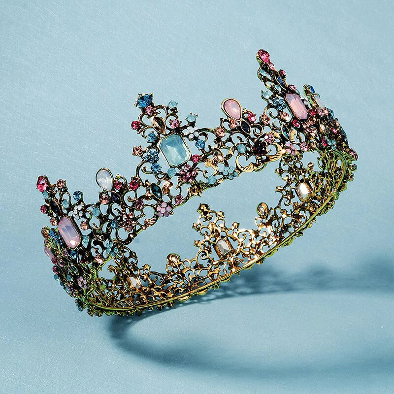 Couronne de reine baroque ornée de bijoux