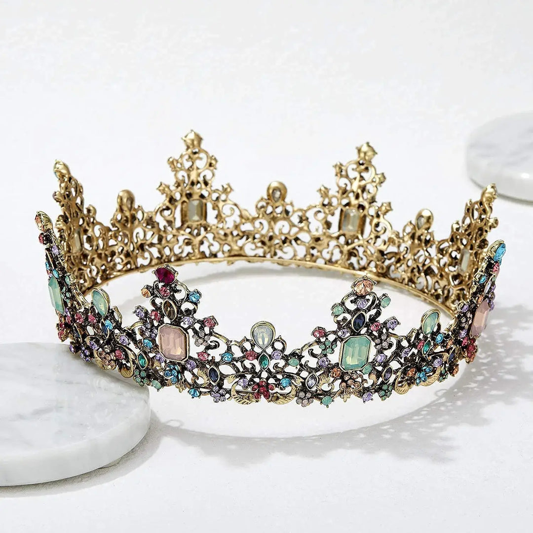 Couronne de reine baroque ornée de bijoux