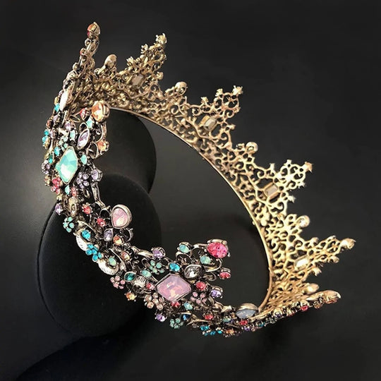 Couronne de reine baroque ornée de bijoux