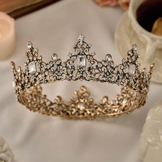 Couronne de reine baroque ornée de bijoux